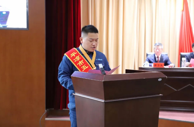 喜報(bào)！市產(chǎn)投集團(tuán)員工楊李榮獲2022年平?jīng)鍪形逡粍趧?dòng)獎(jiǎng)?wù)?圖2)